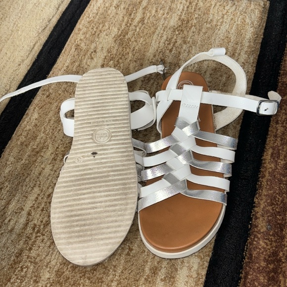 Size 3 sandals - Picture 2 of 2